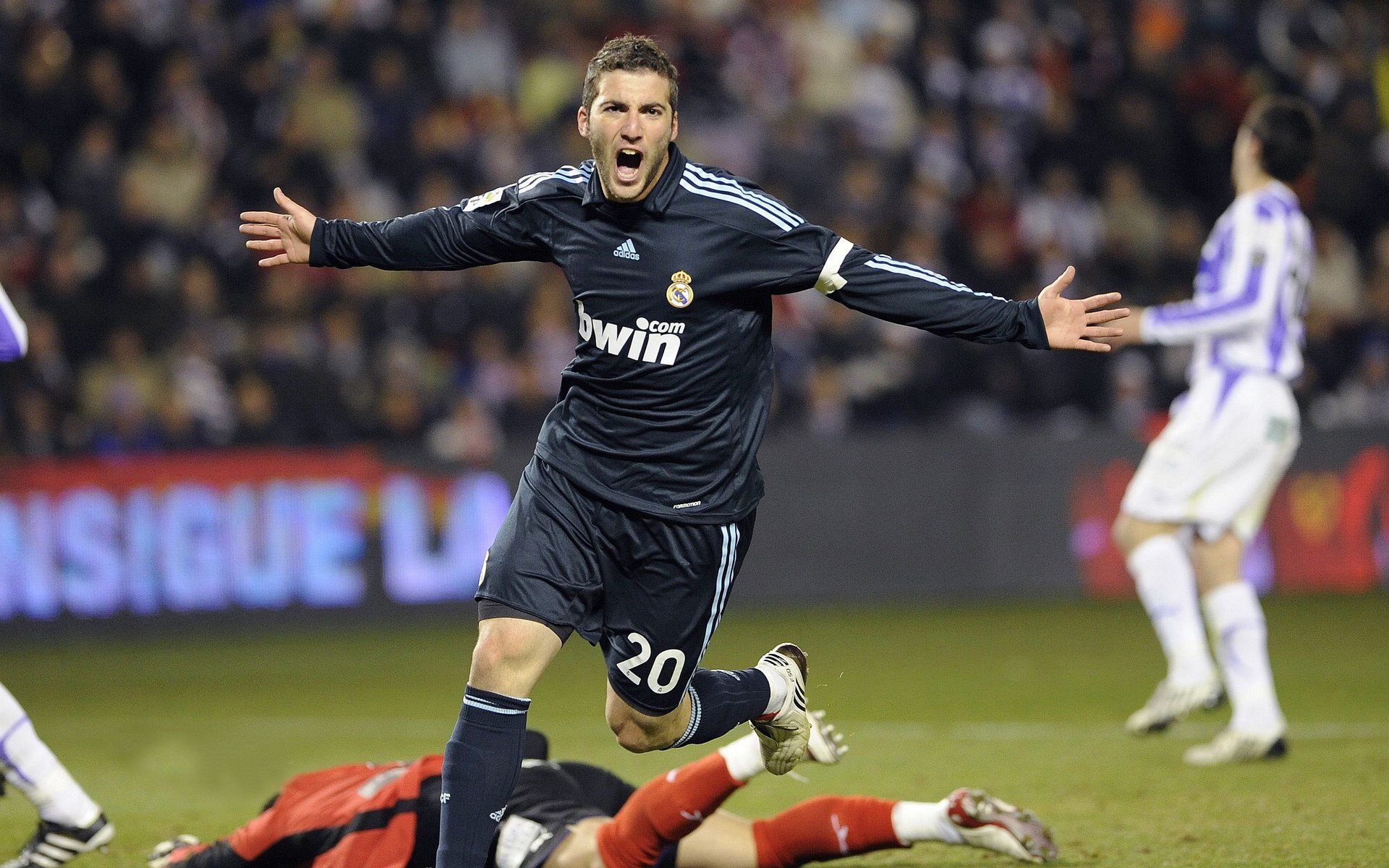 马竞大将伤退,球队后防线再添伤病困扰,马竞进攻